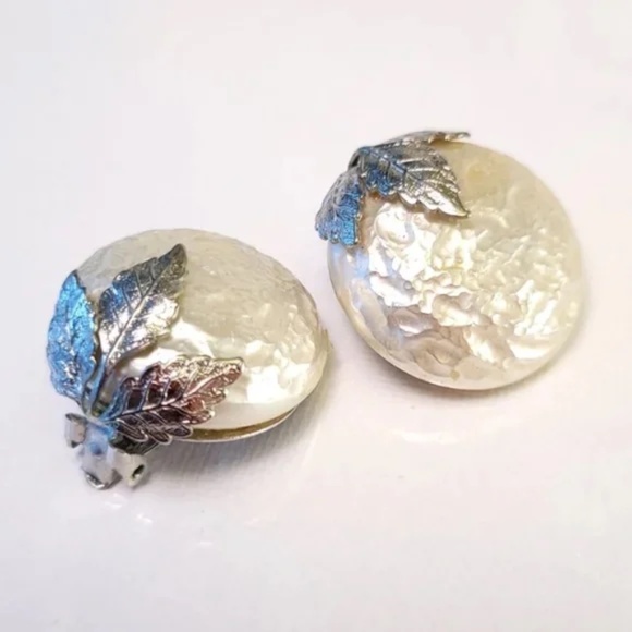 Vintage Jewelry - Vintage Pearlized Earrings with layered leaf design